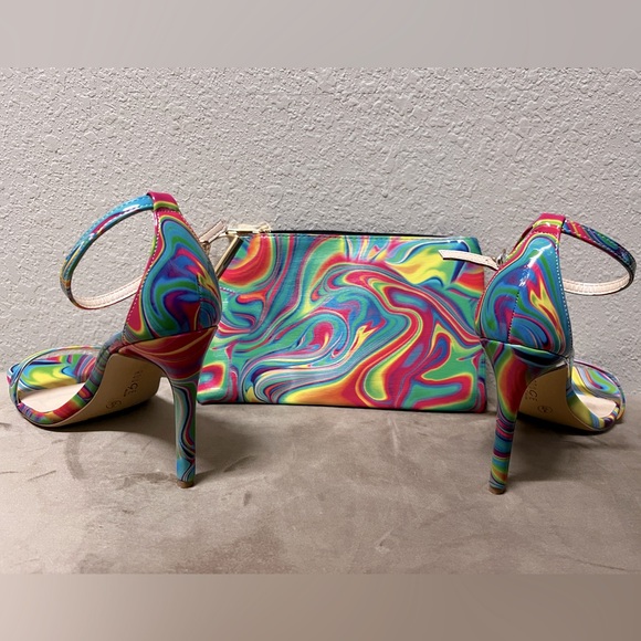Women’s vibrant abstract heels - Picture 3 of 3